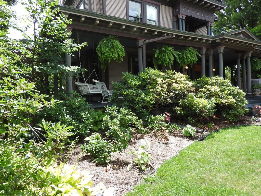 Champaign Garden Inn Exterior foto